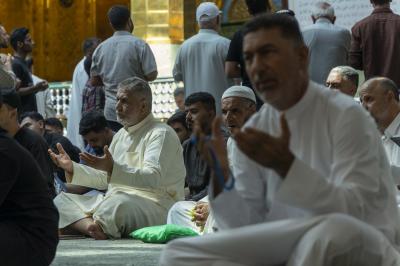 الزائرون يؤدون مراسم قراءة دعاء الندبة في صحن مرقد أبي الفضل العباس (عليه السلام)