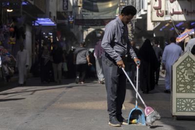 قسم بين الحرمين ينفذ حملة خدمية لتنظيف الساحة الوسطية والطرق المؤدية إلى العتبة العبّاسية المقدّسة