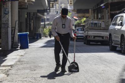 قسم بين الحرمين ينفذ حملة خدمية لتنظيف الساحة الوسطية والطرق المؤدية إلى العتبة العبّاسية المقدّسة