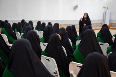 الخدمة النسوية: بوابة بناء المرأة الفاعلة في المنظور الإسلامي الحسيني