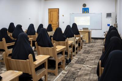 الخدمة النسوية: بوابة بناء المرأة الفاعلة في المنظور الإسلامي الحسيني