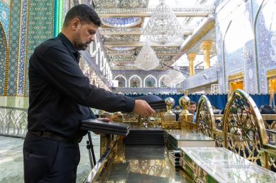قسم رعاية الصحن الشريف ينفذ حملة تنظيف في صحن مرقد أبي الفضل العباس (عليه السلام)