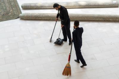 قسم رعاية الصحن الشريف ينفذ حملة تنظيف في صحن مرقد أبي الفضل العباس (عليه السلام)