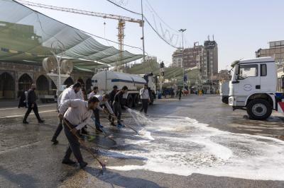 قسم الشؤون الخدمية ينفذ حملة لغسل شارع باب قبلة مرقد أبي الفضل العباس (عليه السلام) وتنظيفه