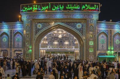 جموع الزائرين تحيي ليلة الجمعة عند مرقد أبي الفضل العباس (عليه السلام)
