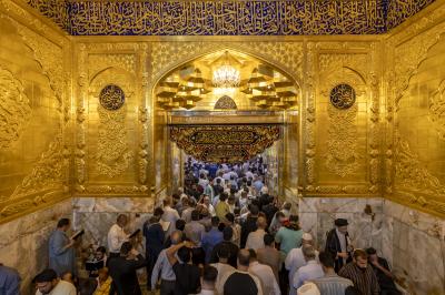 جموع الزائرين تحيي ليلة الجمعة عند مرقد أبي الفضل العباس (عليه السلام)