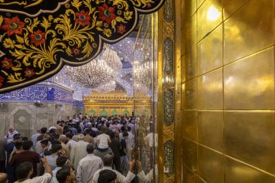 جموع الزائرين تحيي ليلة الجمعة عند مرقد أبي الفضل العباس (عليه السلام)