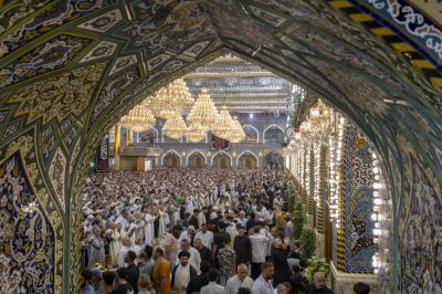جموع الزائرين تحيي ليلة الجمعة عند مرقد أبي الفضل العباس (عليه السلام)