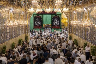 جموع الزائرين تحيي ليلة الجمعة عند مرقد أبي الفضل العباس (عليه السلام)
