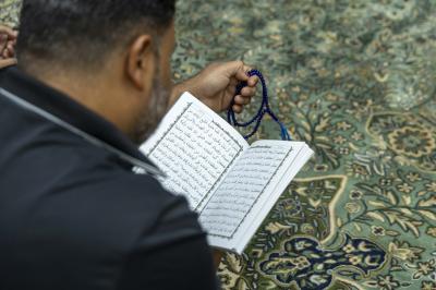 الزائرون يؤدون مراسم قراءة دعاء الندبة في صحن مرقد أبي الفضل العباس (عليه السلام)