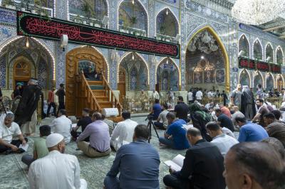 الزائرون يؤدون مراسم قراءة دعاء الندبة في صحن مرقد أبي الفضل العباس (عليه السلام)