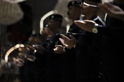 خريجو المعهد العالي للتطوير الأمني والإداري يؤدون قسم التخرج عند مرقد أبي الفضل العباس (عليه السلام)
