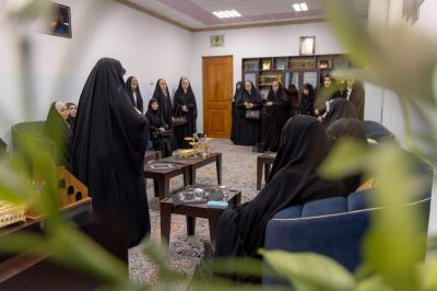معرفةٌ تُلهم وتجربةٌ تُثري : الملتقى الأسبوعي النسوي لأساتذة وطلبة الجامعات والمعاهد العراقية