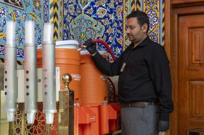 عبر شعبة السقاية.. قسم الشؤون الخدمية يقدم مياه الشرب المبردة للزائرين