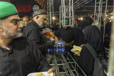 العتبة العباسية المقدسة تقدِّم أكثر من 7 آلاف وجبة طعام لزائري السيدة فاطمة المعصومة (عليها السلام) بذكرى وفاتها