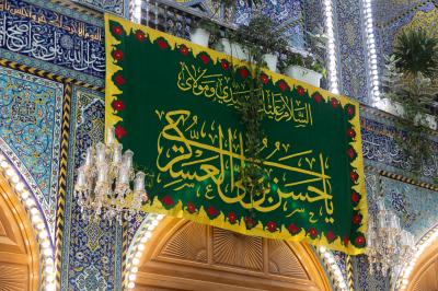 قسم رعاية الصحن الشريف ينشر لافتات الفرح بذكرى ولادة الإمام الحسن العسكري (عليه السلام)