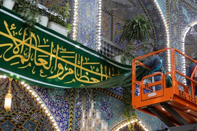 قسم رعاية الصحن الشريف ينشر لافتات الفرح بذكرى ولادة الإمام الحسن العسكري (عليه السلام)