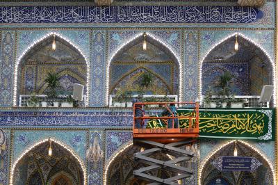 قسم رعاية الصحن الشريف ينشر لافتات الفرح بذكرى ولادة الإمام الحسن العسكري (عليه السلام)