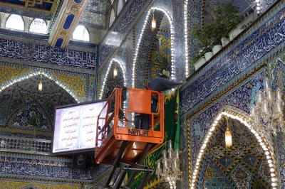 قسم رعاية الصحن الشريف ينشر لافتات الفرح بذكرى ولادة الإمام الحسن العسكري (عليه السلام)
