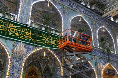قسم رعاية الصحن الشريف ينشر لافتات الفرح بذكرى ولادة الإمام الحسن العسكري (عليه السلام)