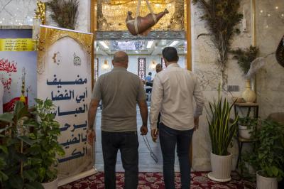 في ليلة الجمعة.. قسم المضيف يقدم وجبات الطعام لزائري أبي الفضل العباس (عليه السلام)
