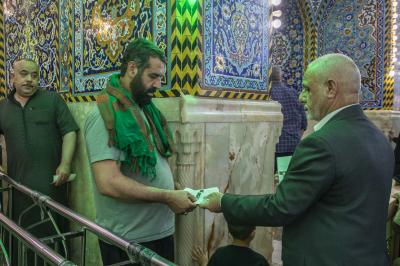 في ليلة الجمعة.. قسم المضيف يقدم وجبات الطعام لزائري أبي الفضل العباس (عليه السلام)