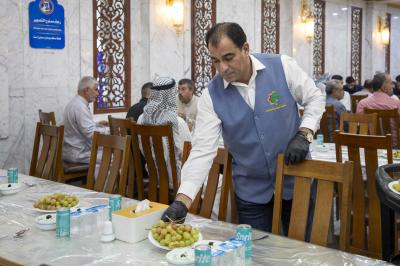 في ليلة الجمعة.. قسم المضيف يقدم وجبات الطعام لزائري أبي الفضل العباس (عليه السلام)