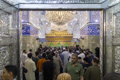 جموع الزائرين تحيي ليلة الجمعة عند مرقد أبي الفضل العباس (عليه السلام)