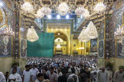 جموع الزائرين تحيي ليلة الجمعة عند مرقد أبي الفضل العباس (عليه السلام)