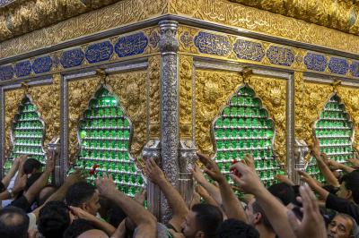 جموع الزائرين تحيي ليلة الجمعة عند مرقد أبي الفضل العباس (عليه السلام)
