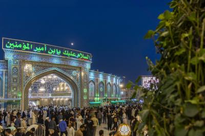 جموع الزائرين تحيي ليلة الجمعة عند مرقد أبي الفضل العباس (عليه السلام)