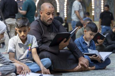 الزائرون يؤدون مراسم قراءة دعاء الندبة في صحن مرقد أبي الفضل العباس (عليه السلام)