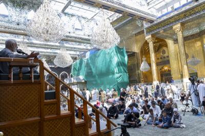 الزائرون يؤدون مراسم قراءة دعاء الندبة في صحن مرقد أبي الفضل العباس (عليه السلام)