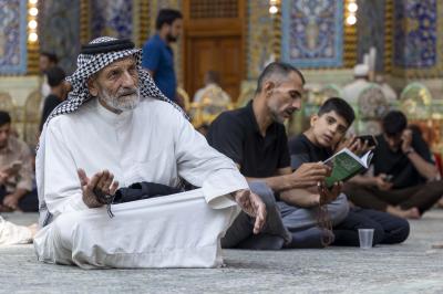 الزائرون يؤدون مراسم قراءة دعاء الندبة في صحن مرقد أبي الفضل العباس (عليه السلام)