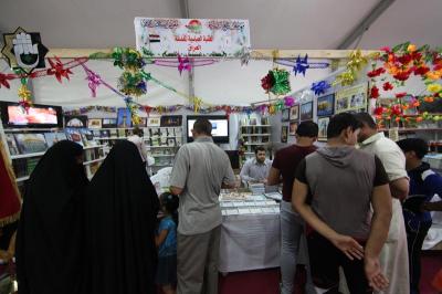 إقبال كبير من قبل الزائرين  على جناح العتبة العباسية المقدسة في معرض الكتاب الدولي الثامن 