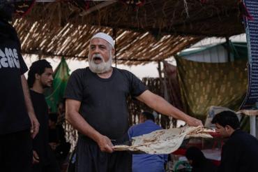 يقول الحاج جعفر الأسدي: قبل أكثر من 10 سنوات أسَّست مع زوجتي موكبًا متواضعًا لا يتعدى كونه درّاجة ناريّة (حمل) وكنّا نستظلّ بقطعة قماش مع أولادي ونتنقّل بين الفاو، والبيشة، والسيبة، إذ لم يكن هناك مواكب للزوّار. اليوم وبكل فخر واعتزاز أقف مع كل أفراد أسرتي في الموكب رقم ١ على خارطة العراق، وأطفالي يخدمون الزوّار في الخطوة الأولى في رأس البيشة.