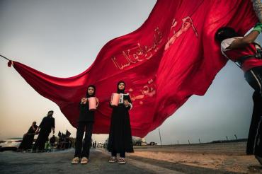  الفتاتان أم البنين وشهد من موكب قطيع الكفين في البطحاء تتحدثان عن فخرهما أنهما أمضتا  عشرة أعوام في خدمة زائري الإمام الحسين (عليه السلام)