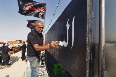  الخطّاط أحمد عبد سالم يقدّم خدمات الخطّ للمواكب، انطلق من رأس البيشة مرورًا بالبصرة مسقط رأسه، ويواصل طريقه نحو كربلاء، يبحث عن المواكب التي تحتاج إلى كتابة عبارات حسينية، لا سيّما مواكب الأطفال والناشئة مستخدمًا سيّارته الخاصّة وحاملًا معه ٣١٣ راية بعدد أنصار الإمام الحجّة -عجّل الله فرَجَه- يُقدّمها لكل طفل يعمل في المواكب الحسينية.