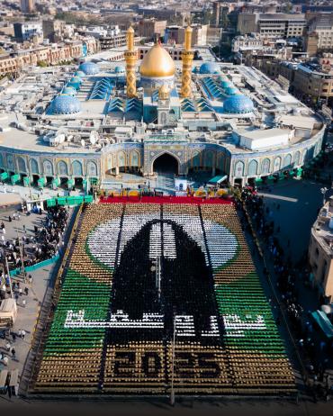 من أمام باب قبلة مرقد أبي الفضل العباس عليه السلام، رسمت خريجات الجامعات العراقية والدول الإسلامية لوحةً مهيبة بعنوان «نورٌ وعفة»