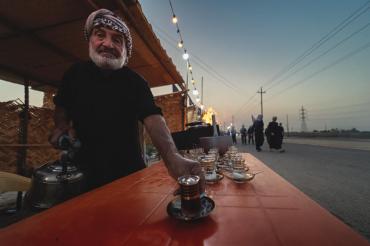 لا نحسب أعمارنا بالسنين، بل نحسبها في خدمة الحسين (عليه السلام); يقول الحاج برزان شعلان: منذ يوم استشهاد الإمام السجاد حتى استشهاد الإمام الحسن (عليهما السلام)، يقدم موكب (قمر بني هاشم) الخدمة بلا كلل أو ملل، بل يتسابق ويتفانى في تقديم الضيافة للزائرين سواء في الموكب أو في منازلهم. ويضيف الحاج برزان، نحن لا نحسب أعمارنا بالسنين، بل نحسبها في الأيام التي نقضيها في خدمة الحسين (عليه السلام).