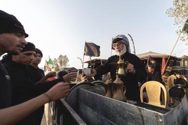 يقول الحاج مزعل العيساوي: لقد نشأتُ في مجتمعٍ يتّخذ من الديوان مركزًا اجتماعيًّا أصيلًا له، تكون فيه القهوة رمز الضيافة، وأرى مسير الزائرين كلّه عبارة عن ديوانٍ سيّدُهُ هو الإمام الحسين (عليه السلام)، والزوّار هم ضيوفُ الإمام وما أنا إلّا خادمٌ في ديوانه. أحرصُ على أن تكون تعاليم ضيافة الديوان متأصّلة في أحفادي المتواجدين في موكبنا، وأغرسها في نفوسهم منذ الصغر..