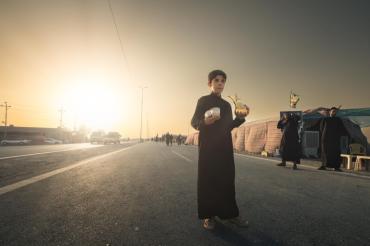 يقول مؤمل الأسدي: كان أبي يأخذني للمواكب الحسينية وأنا طفل صغير لم يعرف في هذا العالم سوى حب الإمام الحسين (عليه السلام)، وتربيت على ذلك، وكان أبي يقول لي إنه عاش صغره على التربية نفسها من قبل جدي، في كل عام ننتقل من البصرة إلى الجبايش في الناصرية من أجل خدمة زوار الإمام الحسين (عليه السلام)، على الرغم من صغر موكبنا موكب أم البنين فإنني أراه عبارة عن مضيف استقبل فيه ضيوف الإمام ثوابًا باسم أم البنين (عليها السلام).