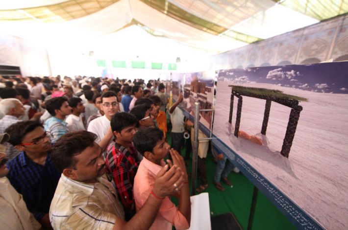 visitors at the phot gallery 