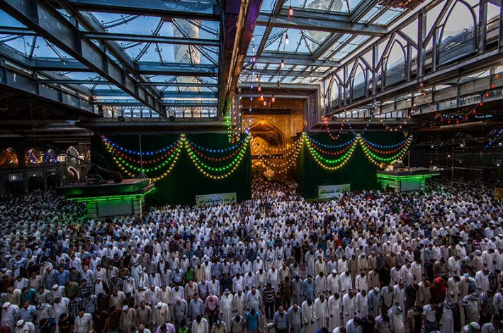 اقامه نماز عید در صحن مطهر عباسی