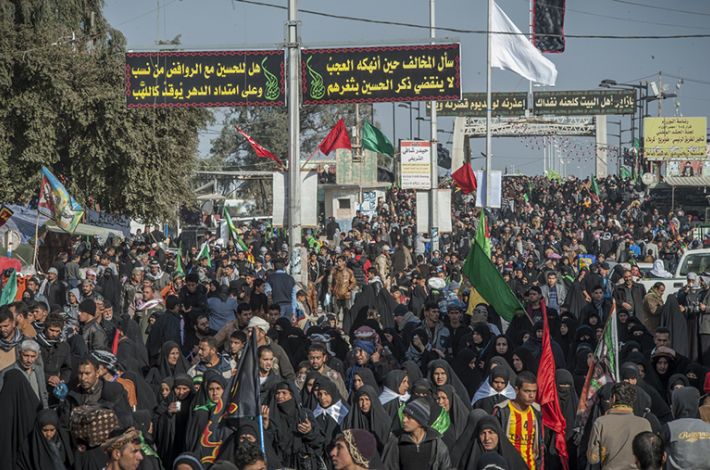 الزائرين وهم يمرون على جسر المدينة 