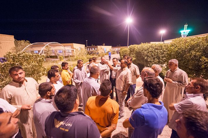 رئيس اللجنه مع النازحين 