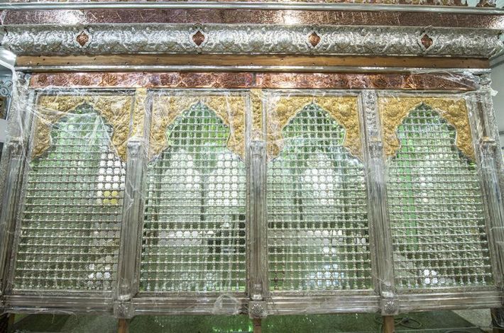 الشباك وتظهر فيه القطع المنجزة والمركبة على الهيكل الخشبي 