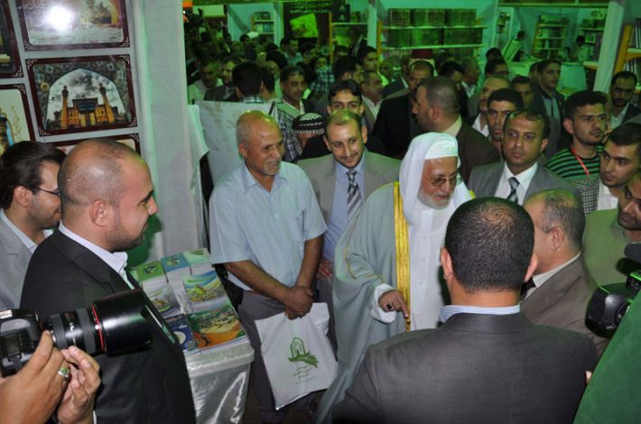 السيد رئيس الديون يزور جناح العتبة 