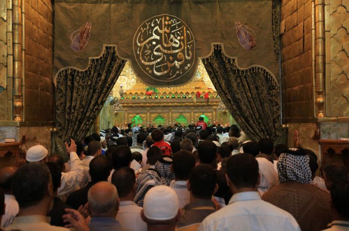 زائران در حرم مطهر عباسی
