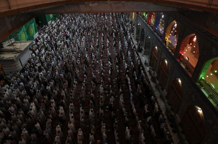 المصلين أثناء تأدية الصلاة